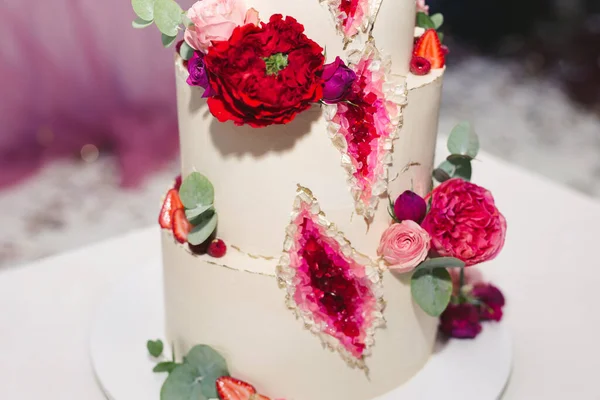 결혼식에서 부부를 아름다운 케이크야 연회에서 케이크 — 스톡 사진