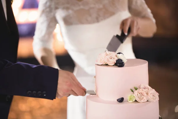 Menyasszony Vőlegény Felvágtak Egy Gyönyörű Esküvői Tortát Egy Banketten — Stock Fotó