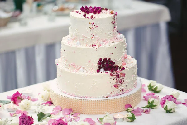 婚礼上新婚夫妇的漂亮结婚蛋糕 宴会上的生日蛋糕 — 图库照片