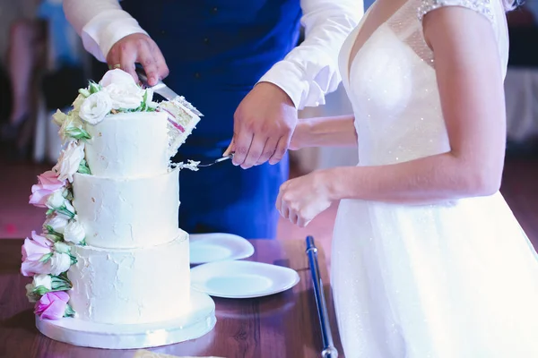 Gelin Damat Bir Ziyafette Muhteşem Bir Düğün Pastası Kesti — Stok fotoğraf