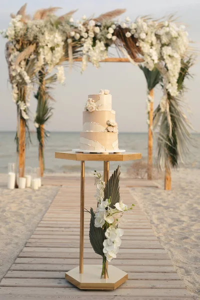 Torta Nuziale Matrimonio Spiaggia Sullo Sfondo Bellissimo Arco Una Cerimonia — Foto Stock