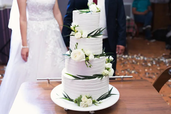 Mooie Bruidstaart Voor Pasgetrouwden Bruiloft Een Verjaardagstaart Een Banket — Stockfoto