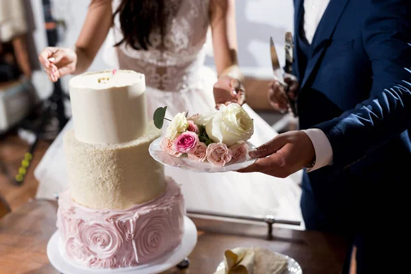 Menyasszony Vőlegény Felvágtak Egy Gyönyörű Esküvői Tortát Egy Banketten — Stock Fotó
