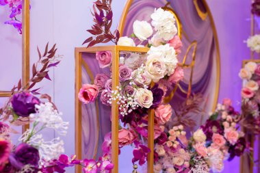 Tatil ve düğün yemeği için çiçek süslemeleri.