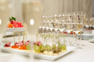 Gelin ve damat şampanya kadehleri bir düğün resepsiyonunda