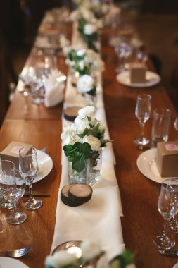 Şık bir düğün ziyafeti dekorasyonu ve restoranda masa düzenlemesi.
