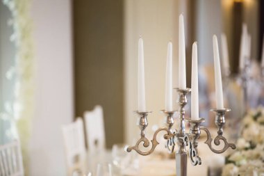 bir düğün için çiçek ve mum dekorasyon