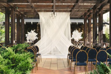 Düğün kemeri, kumaş ve çiçeklerle süslenmiş.