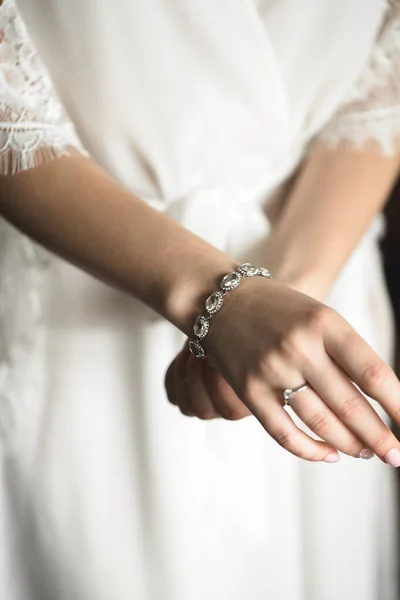 Την Ημέρα Του Γάμου Ένα Πολυτελές Βραχιόλι Στο Χέρι Νύφες — Φωτογραφία Αρχείου