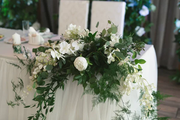 Schöne Hochzeitsdekoration Blumen Und Kerzen — Stockfoto