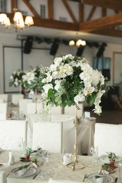 Schöne Hochzeitsdekoration Blumen Und Kerzen — Stockfoto