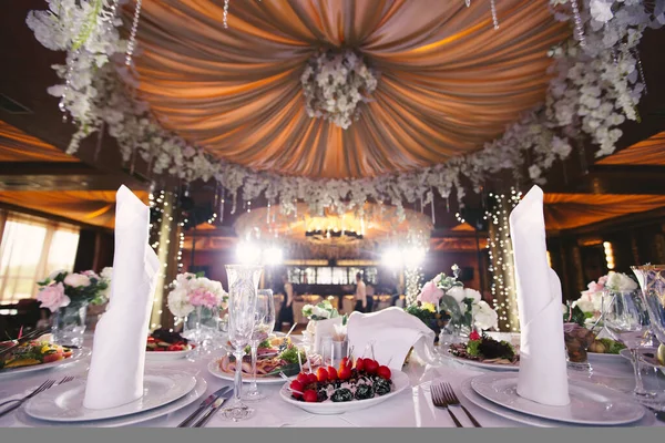Подается Свадебный Банкетный Стол Блюдами Ресторане — стоковое фото