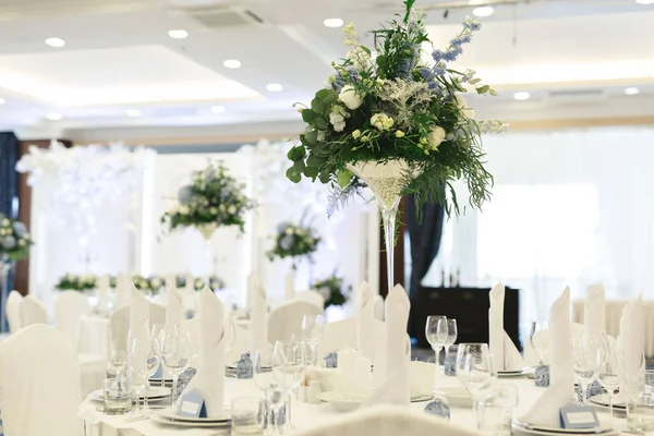 Tischdecken Bei Einer Luxuriösen Hochzeitsfeier Schöne Blumen Auf Dem Tisch — Stockfoto