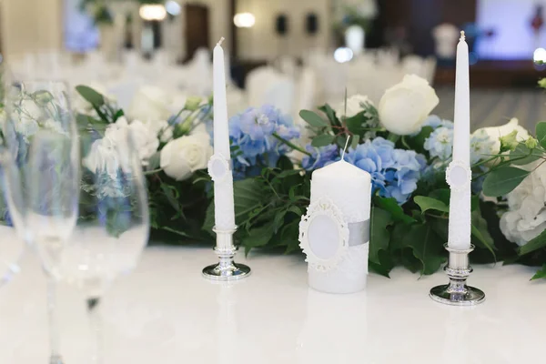 Hochzeitsdekor Beim Bankett Blumen Und Kerzen Mit Den Initialen Des — Stockfoto