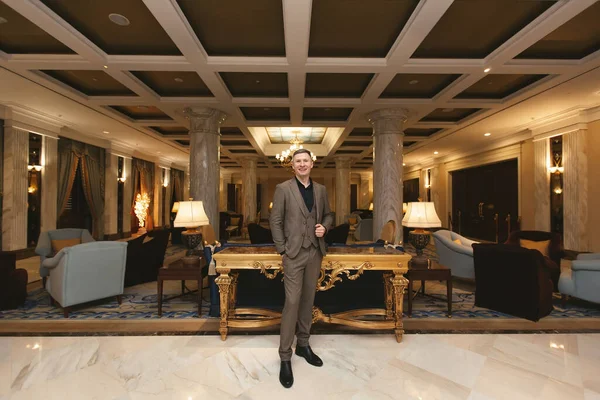 ホテルの豪華なインテリアに身を包んだビジネスマンが親指を立てて — ストック写真