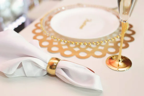 富丽堂皇的金色节日餐桌布置 — 图库照片