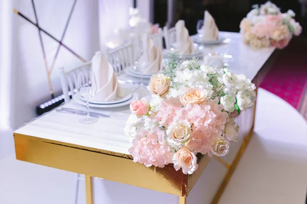 Schöner Blumenschmuck Auf Dem Hochzeitstisch — Stockfoto