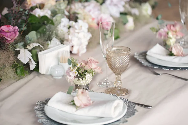 Zarte Hochzeitstafel Ein Teller Mit Serviette Und Rose — Stockfoto
