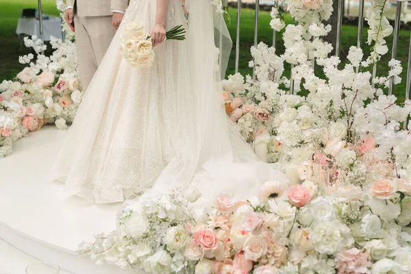 Güzel Gelin Damat Canlı Beyaz Pembe Çiçeklerin Düğün Alanında Açık — Stok fotoğraf