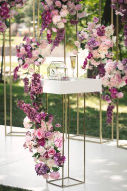 Düğün töreninde kayıt için şampanya bardakları masanın üstünde.