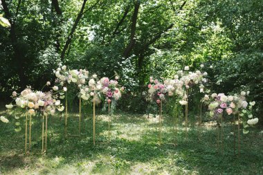 Açık havada düğün töreni. Yeni evliler için zarif ve güzel bir düğün dekoru.