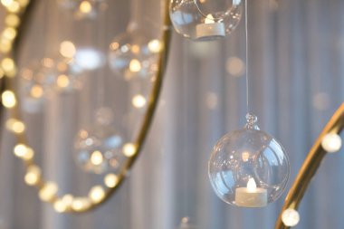 Dekor düğün, cam şişeler içinde mumlar.