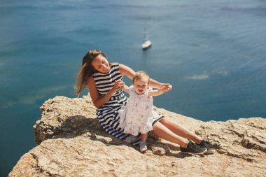 Güzel anne ve kız dağda