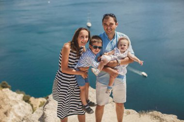 Dağlardaki mutlu bir ailenin portresi. Aile kavramı. Aile gezisi