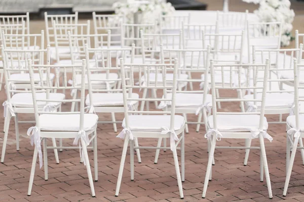 Uteplats För Bröllopsceremonier Med Vita Stolar — Stockfoto