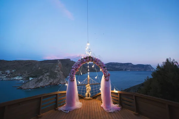 Bröllopsbåge Med Starkt Ljus Vid Solnedgången Stranden Bröllopsceremonin — Stockfoto