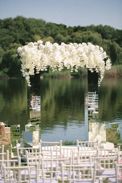 Vit Speglad Bröllopsbåge Dekorerad Med Vita Blommor Konceptet Med Utomhus — Stockfoto