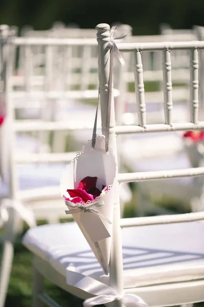 Bílé Židle Svatebním Obřadu Okvětními Lístky Růží — Stock fotografie