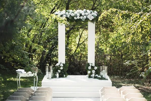 Hochzeitsbogen Mit Weißen Blumen Und Kerzen — Stockfoto