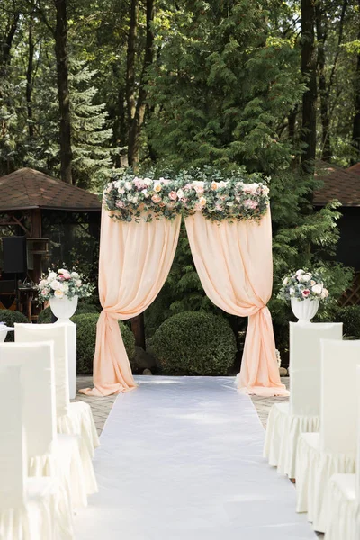 Arco Casamento Bonito Uma Cerimônia Saída Com Flores — Fotografia de Stock