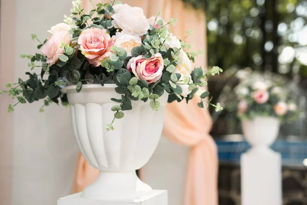 Részleteket Esküvői Ceremónia Friss Virágok Szabad Levegőjén Gyertyákkal Gyengéd Gyönyörű — Stock Fotó