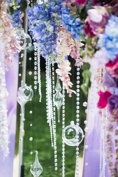 Детали Свадебной Церемонии Свежих Цветов Блестящих Бусин Нежный Красивый Свадебный — стоковое фото