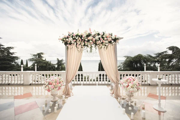Bröllopsbågen Dekorerad Med Blommor Står Det Lyxiga Området Bröllopsceremonin — Stockfoto
