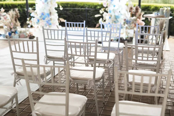Außenbereich Für Trauungen Mit Weißen Stühlen — Stockfoto