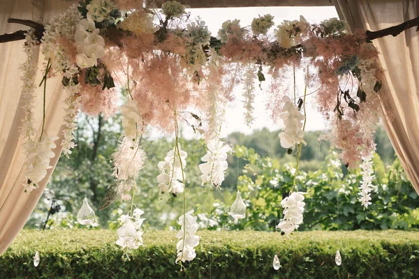 stock image Details of the wedding ceremony venue: light bulbs, orchids