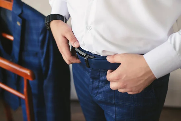 Sposo Pantaloni Blu Una Camicia Bianca Chiude Cintura Pelle Sposi — Foto Stock