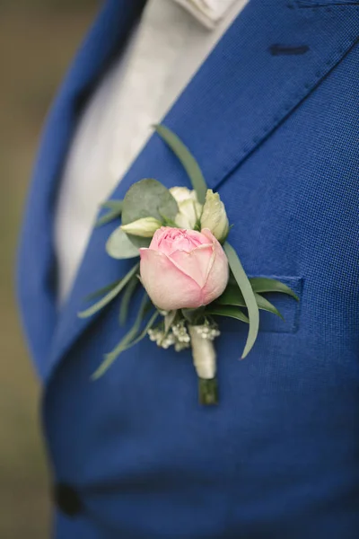Man Brudgummen Bröllopet Blå Kostym Med Blommor Boutonniere Sin Kavaj — Stockfoto