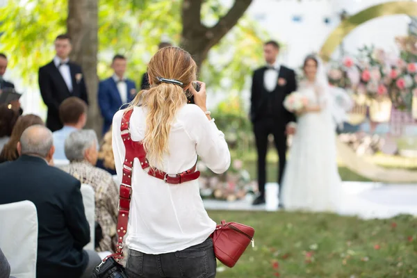 Bröllopsfotograf Tar Bilder Bruden Och Brudgummen Ceremonin — Stockfoto