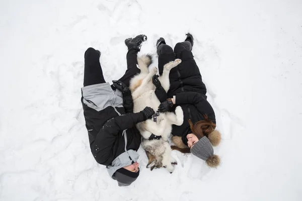Bela Família Homem Uma Menina Floresta Inverno Com Cão Brincar — Fotografia de Stock