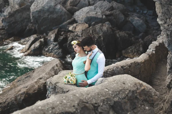 Das Brautpaar Über Die Natur Den Bergen Wasser Anzug Und — Stockfoto