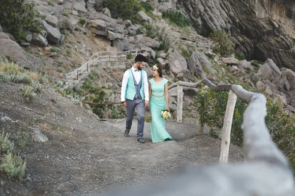 Noiva Noivo Natureza Nas Montanhas Perto Água Terno Vestido Tiffany — Fotografia de Stock
