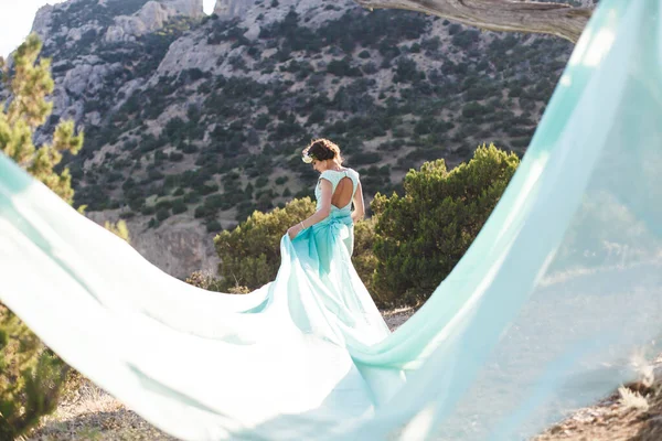 新娘在大自然的山上靠近水 衣服的颜色Tiffany 新娘在玩他的衣服 — 图库照片
