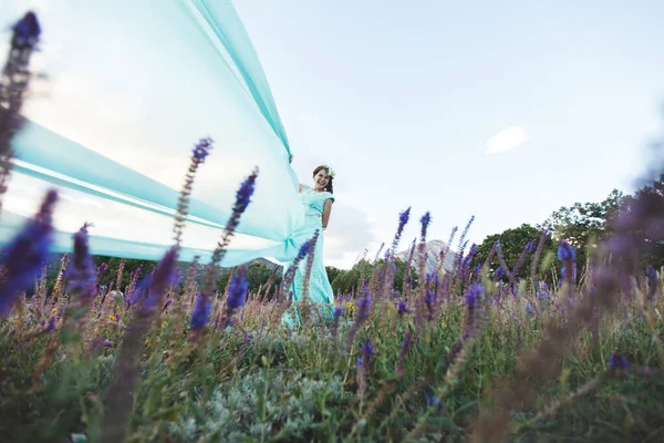 Gelin Doğada Suyun Yakınındaki Dağlarda Elbise Rengi Tiffany Gelin Elbisesiyle — Stok fotoğraf
