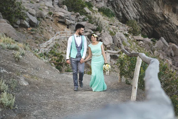 Das Brautpaar Über Die Natur Den Bergen Wasser Anzug Und — Stockfoto
