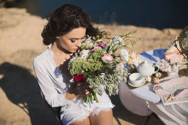 ランジェリー姿の花嫁 ブライダル花束を持っています 花嫁の料金 花嫁の朝 — ストック写真
