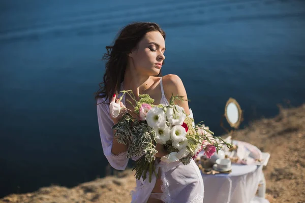 ランジェリー姿の花嫁 ブライダル花束を持っています 花嫁の料金 花嫁の朝 — ストック写真
